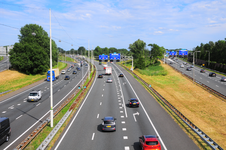 903353 Gezicht op de A12 te Utrecht, vanaf de Koppelbrug, uit het westen, richting het verkeersknooppunt Lunetten.